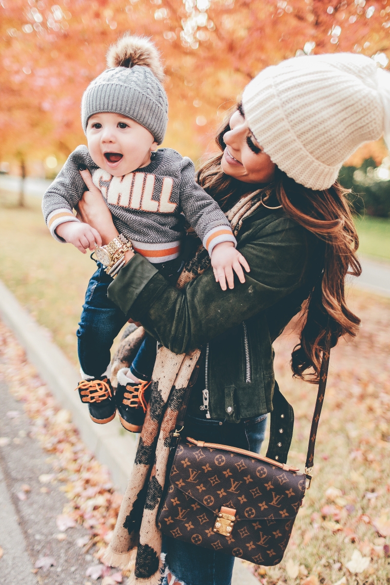 Airport Instagram- airport fashion - Louis Vuitton, blush luggage pochette  metis