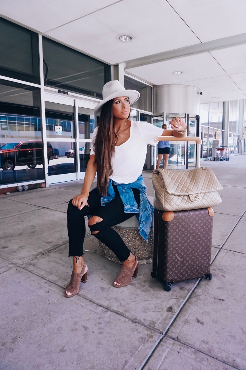 20 Easy To Re-Create Cute Travel Outfits featured by top US fashion and travel blogger, Emily Gemma of The Sweetest Thing: cute airport travel fashion outfit fall 2018, emily gemma travel style, stylish cute casual travel outfit idea 2018