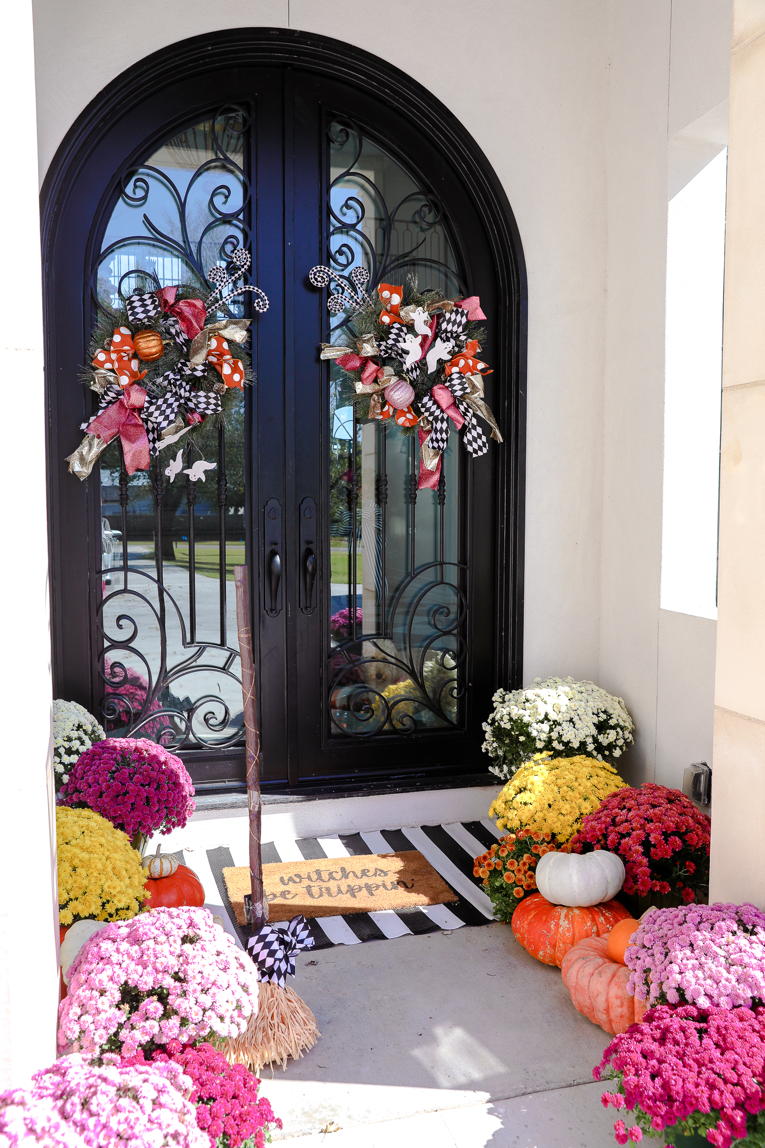 pink mums, front door decor striped rug, pink mums, fall halloween decor, shop hello holidays, emily gemma