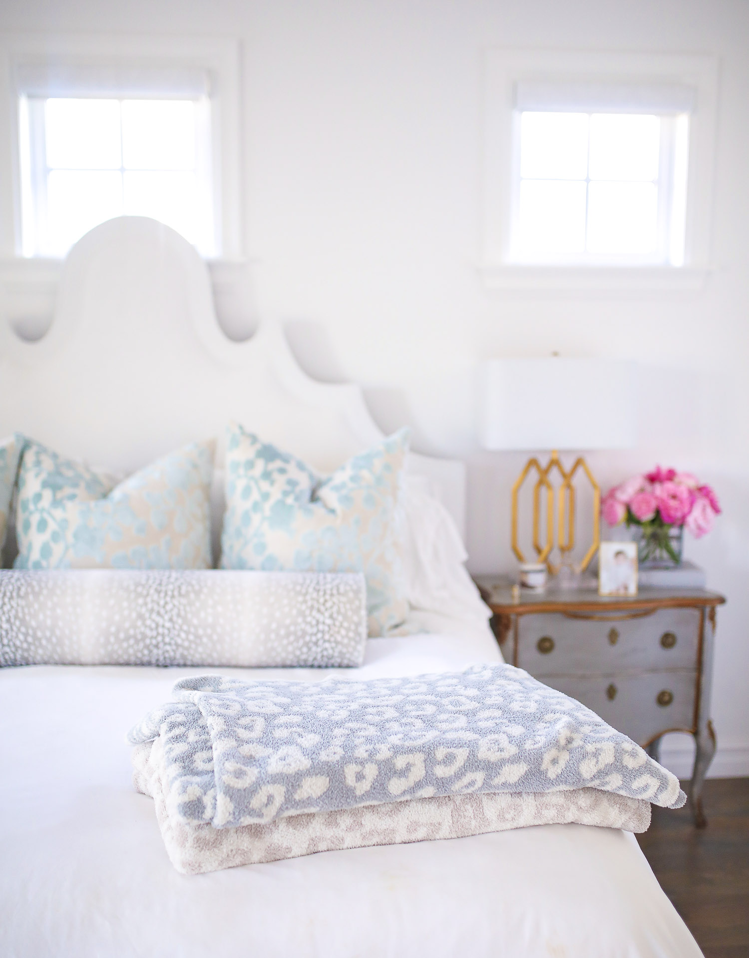 Barefoot dreams blankets, spring gift ideas 2020, commando butter bra reivew, see by chloe wedges, nordstrom must haves spring 2020, emily gemma | Things That Make Me Happy by popular US lifestyle blog, The Sweetest Thing: image of a Nordstrom CozyChic™ Throw BAREFOOT DREAMS® on a bed. 