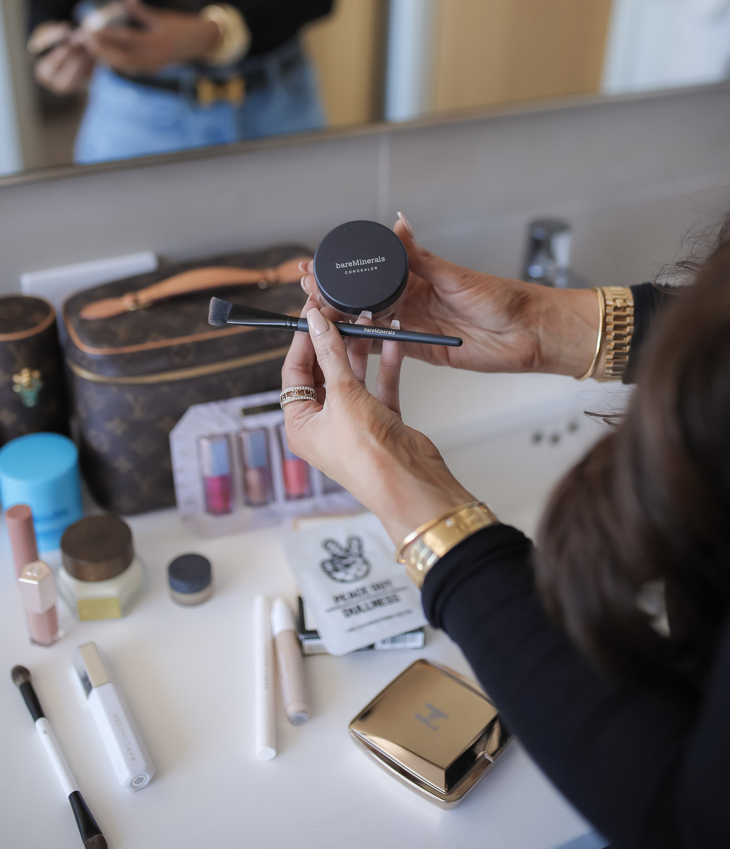 Sephora savings event fall 2020, sephora VIB sale event, beauty blogger sephora favorites fall 2020, emily ann gemma-6 |Sephora Beauty Insider Sale by popular US beauty blog, The Sweetest Thing: image of Emily Gemma wearing a black turtle neck and distressed jeans and holding some Bare Minerals powder and a Bare Minerals application brush. 