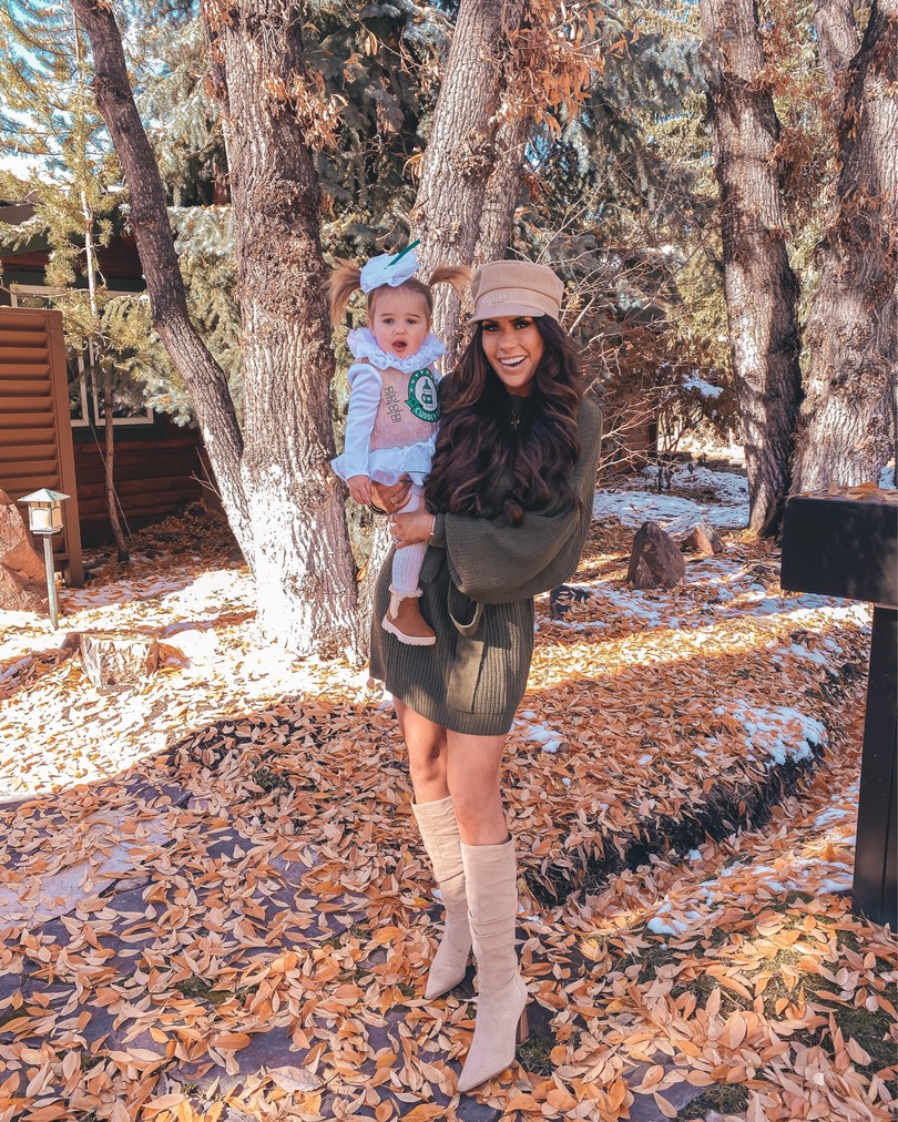 Starbucks baby halloween costume, fall fashion 2020 instagrammer, aspen fall outfit idea, Emily Gemma, Christian Dior cap