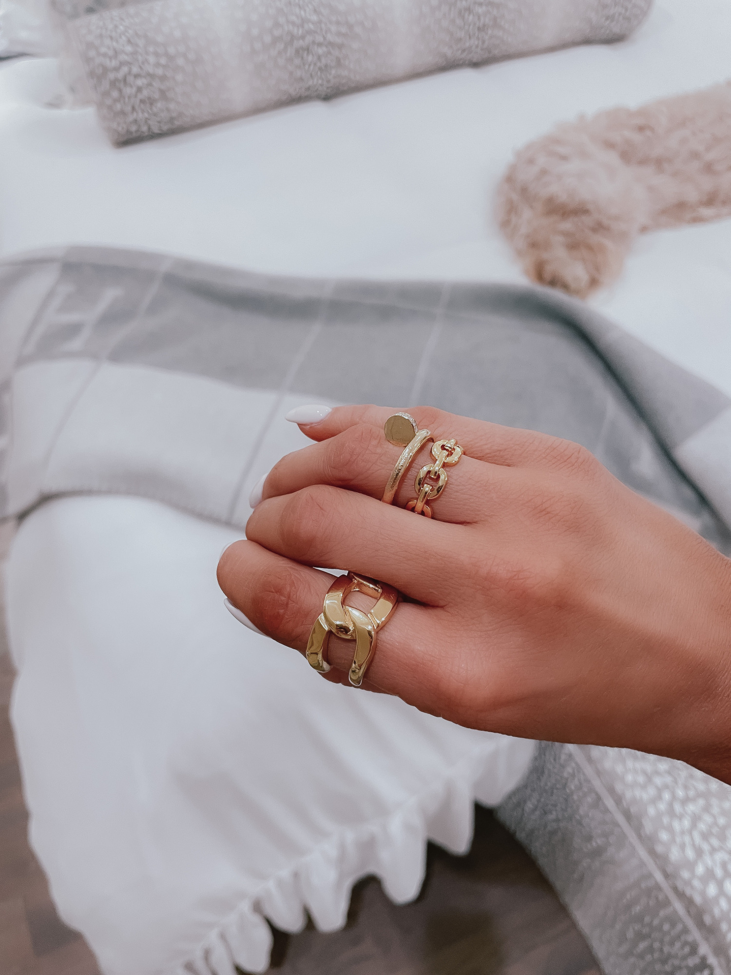 Vici Try On by popular US fashion blog, The Sweetest Thing: image of Emily Gemma wearing a oversized gold chain ring and a medium size gold chain ring. 