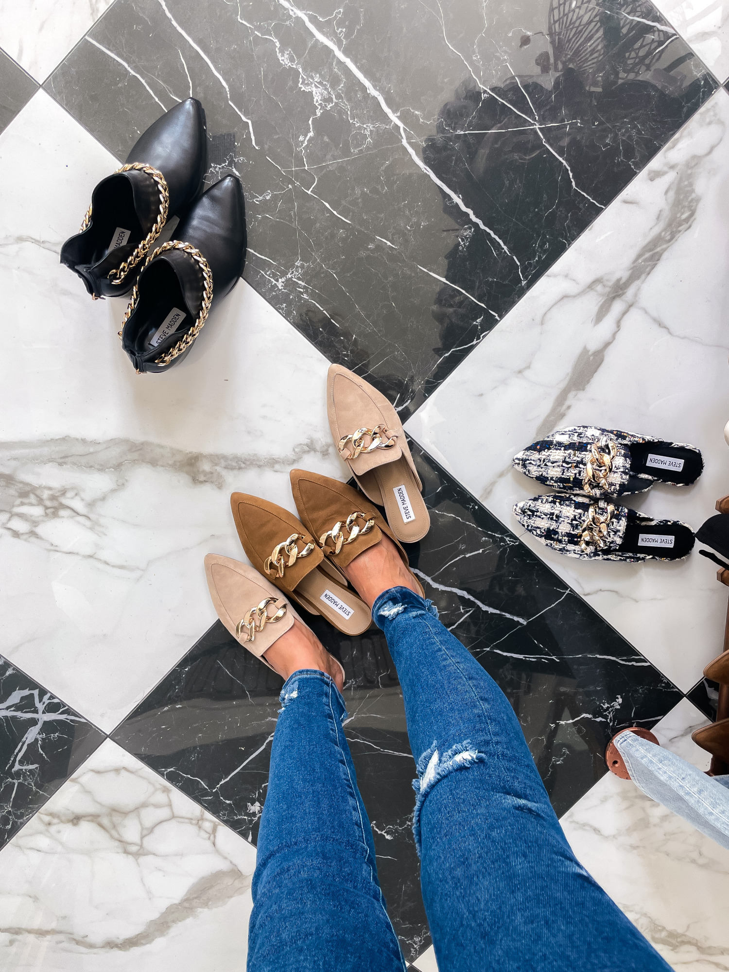 Nordstrom Anniversary Sale 2021 Picks, NSALE 2021 steve madden shoes review | Nordstrom Anniversary Sale by popular US fashion blog, The Sweetest Thing: image of Emily Gemma wearing Steve Madden gold chain slides. 