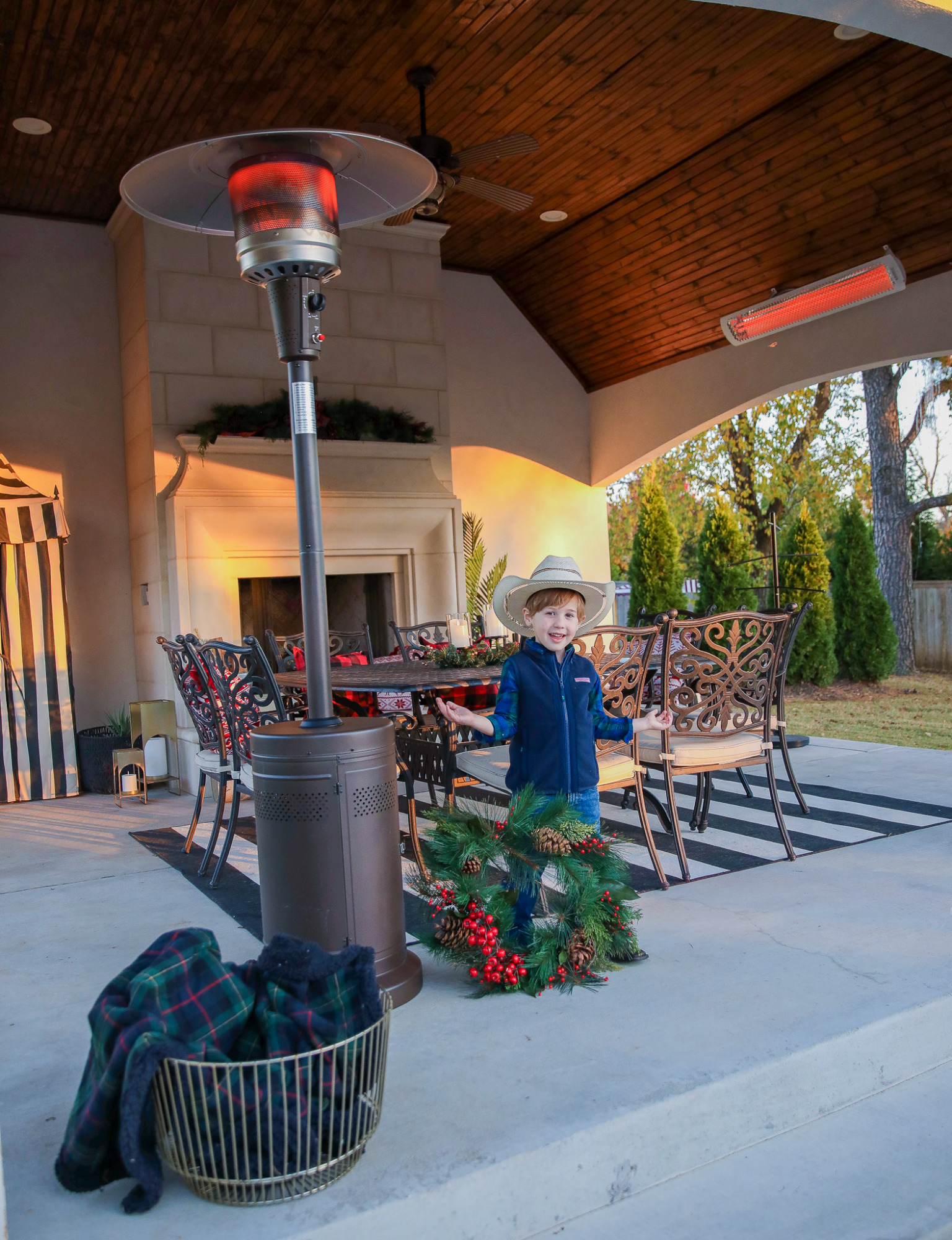affordable holiday backyard decor by top US lifestyle blogger, Emily Gemma of The Sweetest Thing.